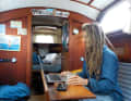 Tiny Home. Der kleine Salon ist schon seit drei Jahren vor der Reise das Zuhause des Skippers