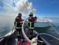 Zwei Feuerwehrleute bei der Brandbekämpfung mit Wasser aus dem Starnberger See
