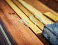Le canne di teak sono meglio incollate al compensato su tutta la loro superficie. Il peso in piombo assicura una pressione di contatto uniforme