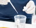 Es wird mehr Gelcoat angerührt als benötigt, dann können die zwei Prozent Härter mit der Pipette abgemessen werden