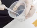 Dazu per Pipette 1,2 Milliliter Härter geben, mischen