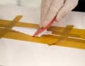 Spatolare il gelcoat nel graffio