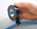 Si le cordage doit être coupé à la longueur ou si l'extrémité brûlée par le coupeur à chaud doit être coupée, il faut entourer l'endroit d'un ruban isolant en PVC. Le matériau flexible s'adapte à la structure du cordage, tient bien et peut être retiré sans laisser de traces.