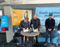 Kiels Oberbürgermeister Dr. Ulf Kämpfer und Ocean-Race-Chairman Richard Brisius unterzeichnen den Vertrag. Boris Herrmann schaut zu