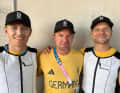 Die Last-Minute für Olympia qualifizierten 49er-Segler Jakob Meggendorfer und Andreas Spranger (r.) mit ihrem Coach Max Groy, der sagt: "Wir sind in guter Position, ohne zu großen Druck von außen oder durch uns selbst. In diesem Revier muss man seine sieben Sinne zusammenhalten. Das haben wir vor, versuchen bis zum Start am Sonntag maximal viel olympische Energie aufzusaugen."