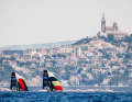 Schöne 49er-FX-Szene vor der Kulisse von Marseille mit den Crews aus Deutschland und Belgien
