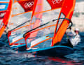 Unerschrocken, entschlossen und sehr schnell startete Theresa Steinlein ins iQFoil-Windsurf-Viertelfinale der Frauen