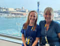 Mel Roberts und YACHT-Reporterin Tatjana Pokorny im Büro der Renndirektion im World Trade Center von Barcelona
