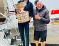 Here Markus Wieser carries home the 2022 World Cup trophy for the six-man world champions on "Momo". Coach Frithjof Kleen was also delighted.