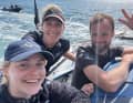 Rosalin Kuiper mit Alan Roberts und Carolijn Brouwer auf der Imoca "Holcim-PRB".