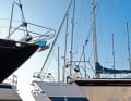 L'enrouleur et la grand-voile doivent être abaissés en raison de la charge de vent supplémentaire.