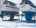 Eingeschneit. Wer im Winter  nicht im Warmen steht, muss das Boot frostsicher machen