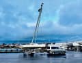On the trailer, the J/22 "Jola" comes under the crane in Fåborg, where the journey begins and ends