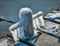 Cette borne est recouverte de glaçons provenant de précipitations gelées. Mais bientôt, des amarres y trouveront à nouveau leur place