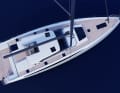 Le poste de pilotage et le cockpit extérieur sont protégés par un bimini fixe avec pare-brise avancé