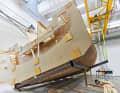 In order to be able to test the functionality of the extension in situ, X-Yachts has mounted the wooden dummy on a metal frame. The indoor crane can tilt it by a good 20 degrees