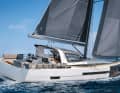 Le capot marquant au-dessus du cockpit est caractéristique de ce design inhabituel. De même, la position des postes de pilotage, très en avant