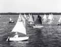 Premières régates devant la plage de Clearwater en Floride, USA. Dans les voiles, les logos des sponsors