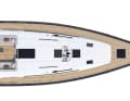 Versione standard per il turismo veloce. Tutte le cime sono condotte a poppa a due grandi winch. Il bompresso è corto e privo di rotaia. Tuttavia, serve anche come supporto per l'ancora. Ponte in teak parzialmente di serie