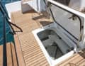 Stauräume gibt es an Deck reichlich. Die große Dingi-Garage ist auch von oben gut erreichbar