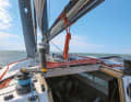 The lower leech stretcher is operated on the boom. The halyard swivel has a simple design