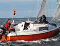 Le bateau : Le jeune propriétaire a acheté le Neptun 20 de l'année de construction 1975 à l'automne 2020 pour 4000 euros avec sa remorque et l'a préparé à sa retraite de la voile dans le cadre d'une rénovation complète.