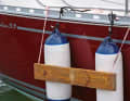 A fender board can double the fender effect if the opposite fender of the neighbouring yacht is positioned in the middle of the board