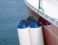 Ein Fenderpack schafft mehr Abstand zur Nachbaryacht