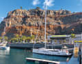 Farbenfrohe Ortschaft auf La Gomera. Wie auf den meisten Inseln sind die Küstenstreifen schmal, Siedlungen quetschen sich an die Hänge 