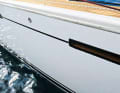 Dehler also uses a metal profile; the slim aluminium strip offers little protection, but is part of the standard equipment. Stainless steel is an option