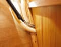 Le câble est fixé au tube de protection à l'aide de ruban adhésif, puis la combinaison s'enfile facilement à travers le bateau. Après la pose, tout est mis à la longueur
