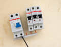 Residual current circuit-breakers and fuses are connected via a phase busbar. The neutral conductor is connected to a busbar. The cores are numbered, so there is no ...