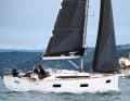 Plenty of volume. The corpulent hull shape provides plenty of space on and below deck. The arrangement of the hull windows is surprising