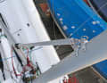 The kicker (Gnav) presses from above, leaving more space under the boom for the crew during manoeuvres