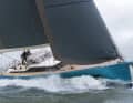 Ein echtes Seeschiff: Der tiefe Vorfuß sorgt für weiches Eintauchen. Das macht das Leben an Bord bei Seegang angenehmer