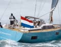 Puissant et puissant : le 49 CS sous pression. Les postes de pilotage sont surélevés, le cockpit est plus bas. La disposition des fenêtres de la coque suit leur fonction dans les espaces