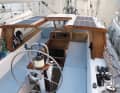 Outside and yet inside: The roof over the cockpit and companionway is a mixture of fixed sprayhood and deckhouse. The watch is protected here at sea