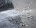 Appliquer un nouveau revêtement : Il est également possible de renouveler l'imprégnation soi-même. Les gouttes d'eau perlent alors mieux, la respirabilité reste intacte.