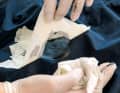 Remove the adhesive tape immediately afterwards so that it is not stuck on. Wipe off excess adhesive
