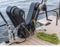 Easy to use: The two winches can be operated electrically on request. All halyards and trim devices are redirected to the functional V