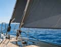 Foc et génois sur l'étai fixe. Les voiles d'avant doubles sont utiles pour les longues manœuvres.