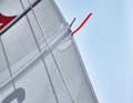 Les fils de la chute dans la grand-voile donnent une bonne indication sur le vrillage de la voile.