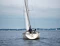 Dans des conditions de vent faible, comme sur l'image, le twist dans la grand-voile est souhaitable.