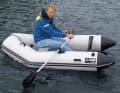 Buglastig und nass: Das Yamaha 240 T liegt mit einer Person an Bord spürbar buglastig. So gelangt viel Spritzwasser über den Bug ins Boot