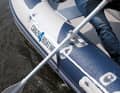 Kollision beim Pullen: Beim Beiboot 250 AMF von Crazy4Boating bleiben die beiden Riemen beim Rudern leider an den Ösen der Halteleine hängen