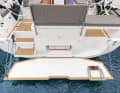 The stern is half open, the hatch is flush with the cockpit floor. A grill is installed in the bench. The life raft can only be reached in its compartment when the platform is open