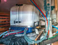 Hybrid. Weil ein E-Antrieb samt Akku und ein Diesel mit Tank verbaut sind, benötigt dieses System besonders viel Platz