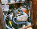 Diesel. Ein gewohnter Anblick auf Yachten: der Dieselmotor gut zugänglich und nahe dem Schwerpunkt unter dem Niedergang | YACHT/J. Kubica
