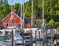 Die kleine Rosenvold-Marina eingangs des Fjords ...