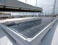 Statt flexible Solarpaneele aufs Deck zu kleben, montiert die Werft hinterlüftete feste Paneele